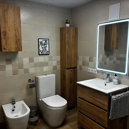 Modern In Center Near Train And Bus Station Apartment *